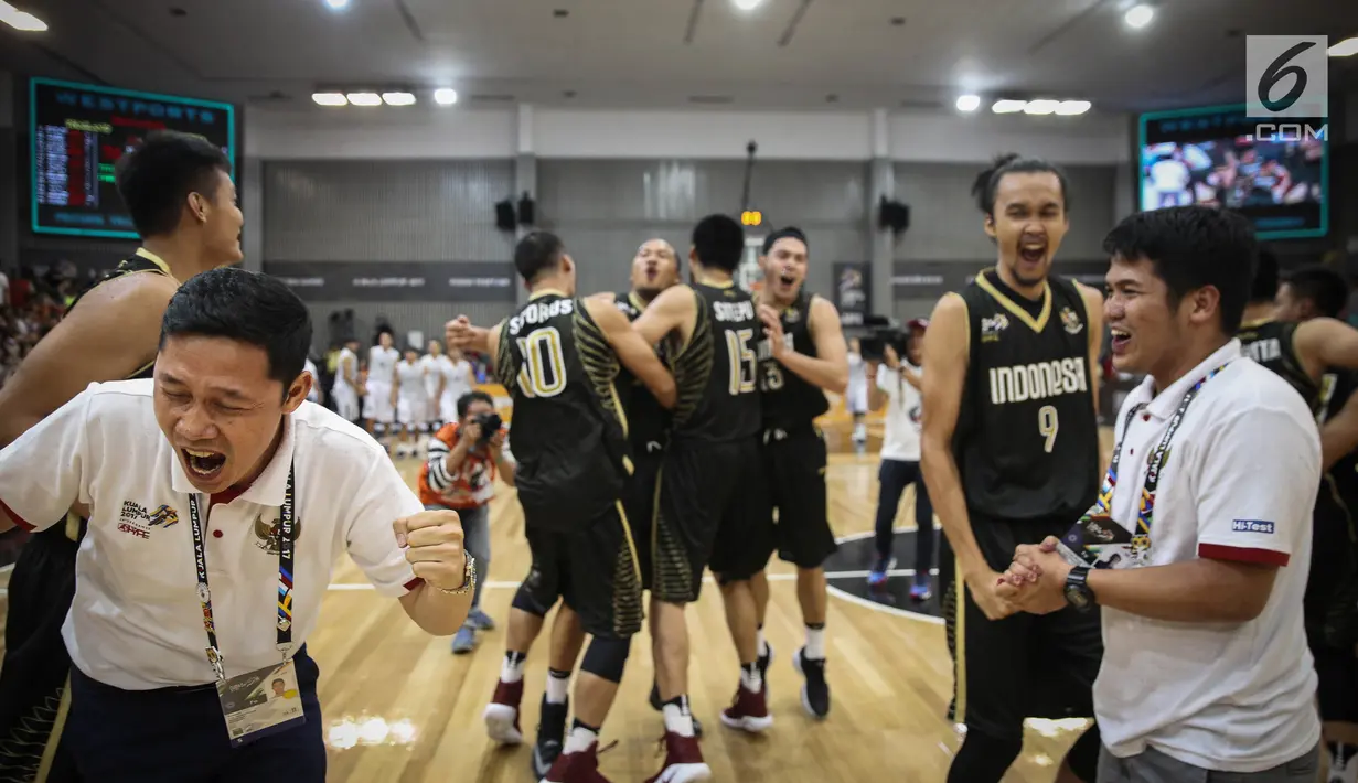 Pemain timnas basket putra Indonesia bersorak setelah mengalahkan Thailand pada semifinal SEA Games 2017 di MABA Stadium, Jumat (25/8). Tim basket putra Indonesia memastikan satu tempat di partai final SEA Games 2017. (Liputan6.com/Faizal Fanani)