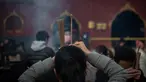 Seorang wanita berdoa untuk keberuntungan pada hari kelima Tahun Baru Imlek di Yonghegong, atau Kuil Lama di Beijing (9/2). Warga China di seluruh dunia menyambut Tahun Babi pada 5 Februari.  (AFP Photo/Nicolas Asfouri)