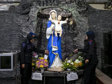 Polisi antiteror memeriksa keamanan di sebuah gereja jelang malam Natal di Makassar, Sulawesi Selatan, Sabtu (24/12/2022). Pengamanan dilakukan di sejumlah gereja di berbagai wilayah guna menciptakan rasa aman dan khidmat bagi warga yang akan melangsungkan ibadah malam Natal. (INDRA ABRIYANTO/AFP)