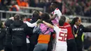 Para pemain Olympiakos merayakan kemenangan atas AC Milan pada laga Europa di Stadion Georgios Karaiskakis, Athena, Kamis (13/12). Olympiakos menang 3-1 atas AC Milan. (AP/Thanassis Stavrakis)