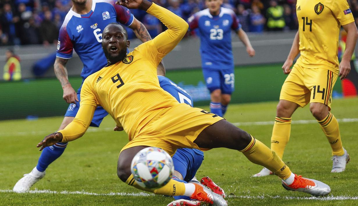 Striker Belgia, Romelu Lukaku, melepaskan tendangan ke gawang Islandia pada laga UEFA Nations League di Stadion Laugardalsvollur, Selasa (11/9/2018). Belgia menang 3-0 atas Islandia. (AP/Brynjar Gunnarsson)