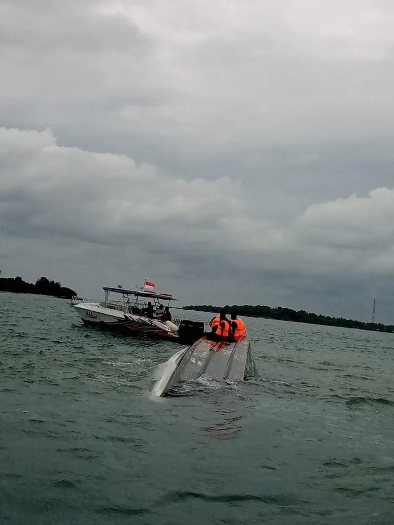Sebuah speedboat bernama KM Parikudus terbalik di Perairan Pulau Rambut, Kelurahan Pulau Untung Jawa, Kepulauan Seribu Selatan, Jakarta pukul 15.30 WIB pada Senin 11 Maret 2024.