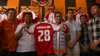 Presiden Persija Jakarta, Gede Widiade (2kiri) dan Wakil Guebernur Terpilih, Sandiaga Uno (tengah) meresmikan Jakmania Store di Percetakan Negara, Selasa (12/9/2017). Persija dan The Jakmania resmi meluncurkan 43 store di Jabodetabek. (Bola.com/Nicklas Ha