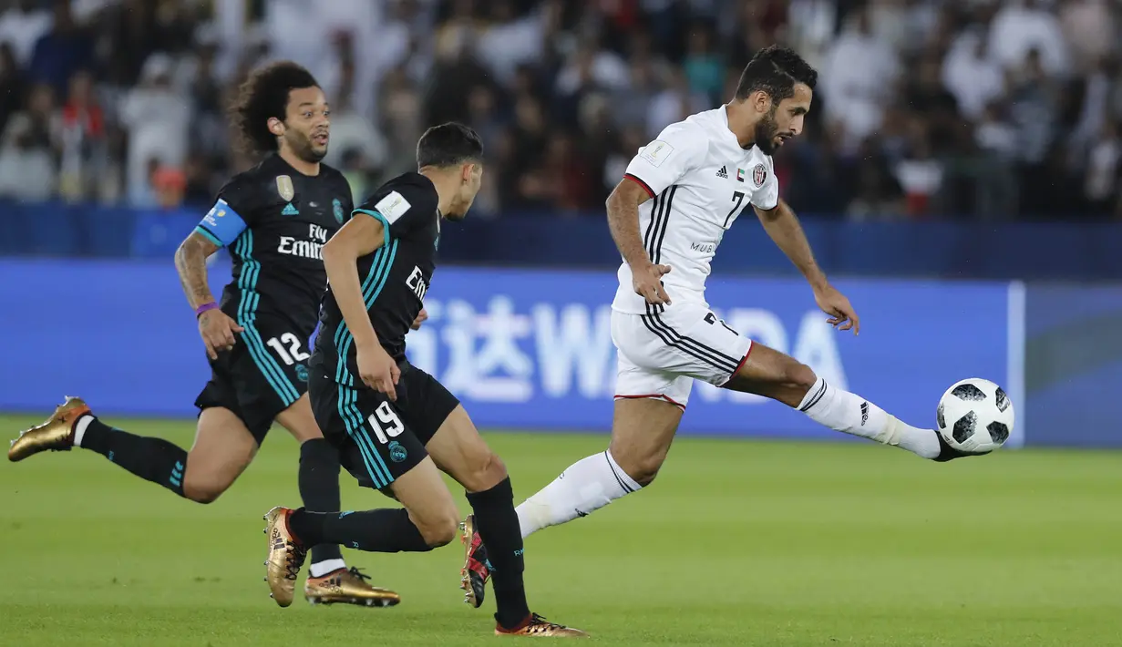 Pemain Al Jazira, Ali Mabkhout, mengontrol bola saat pertandingan melawan Real Madrid pada laga semifinal Piala Dunia Antarklub 2017 di Stadion Zayed Sport City, Rabu (13/12/2017). Real Madrid menang 2-1 atas Al-Jazira. (AP/Hassan Ammar)