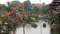 Sebuah eskavator terus melakukan upaya perataan Kampung Pulo, Jakarta, Jumat (21/8/2015). Penggusuran terkait rencana Pemprov DKI Jakarta yang akan melakukan normalisasi Kali Ciliwung. (Liputan6.com/Helmi Fithriansyah)