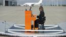 Pianis Jerman, Stefan Aaron berpose dengan piano oranye-nya di bandara Munich, Jerman, Rabu (23/7/14). (REUTERS/Lukas Barth) 