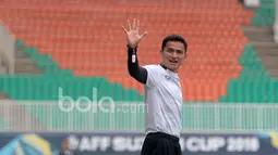 Pelatih Thailand, Kiatisuk Senamuang memimpin anak asuhnya menjalani uji coba lapangan jelang leg pertama Final Piala AFF 2016  di Stadion Pakansari, Bogor (13/12/2016).  (Bola.com/Nicklas Hanoatubun)