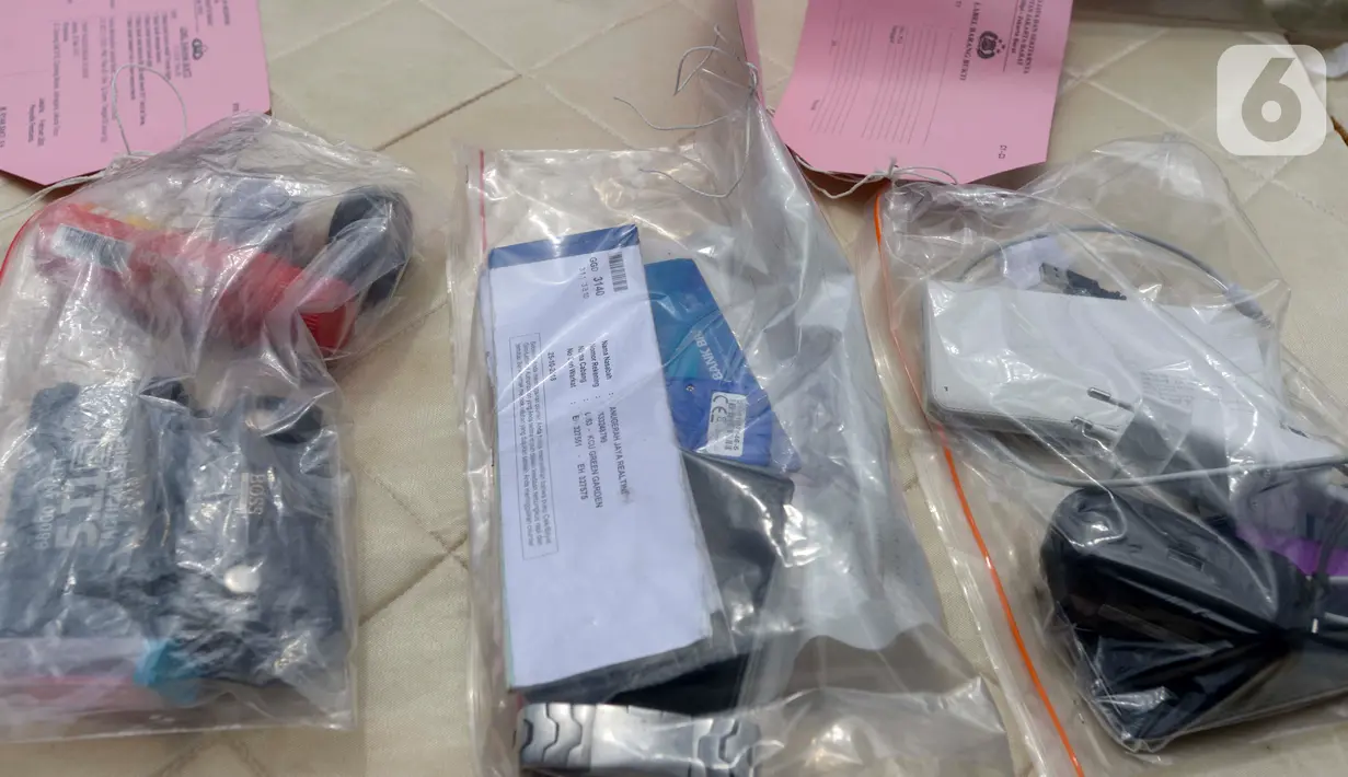 Barang bukti kasus pengemudi yang mendorong-dorong dan mencekik polisi saat hendak ditilang dekat Gerbang Tol Angke saat diamankan Polres Jakarta Barat, Sabtu (8/2/2020). Polisi menangkap pria berinisial TS setelah videonya mengajak duel polisi sempat viral di media sosial. (merdeka.com/Imam Buhori)
