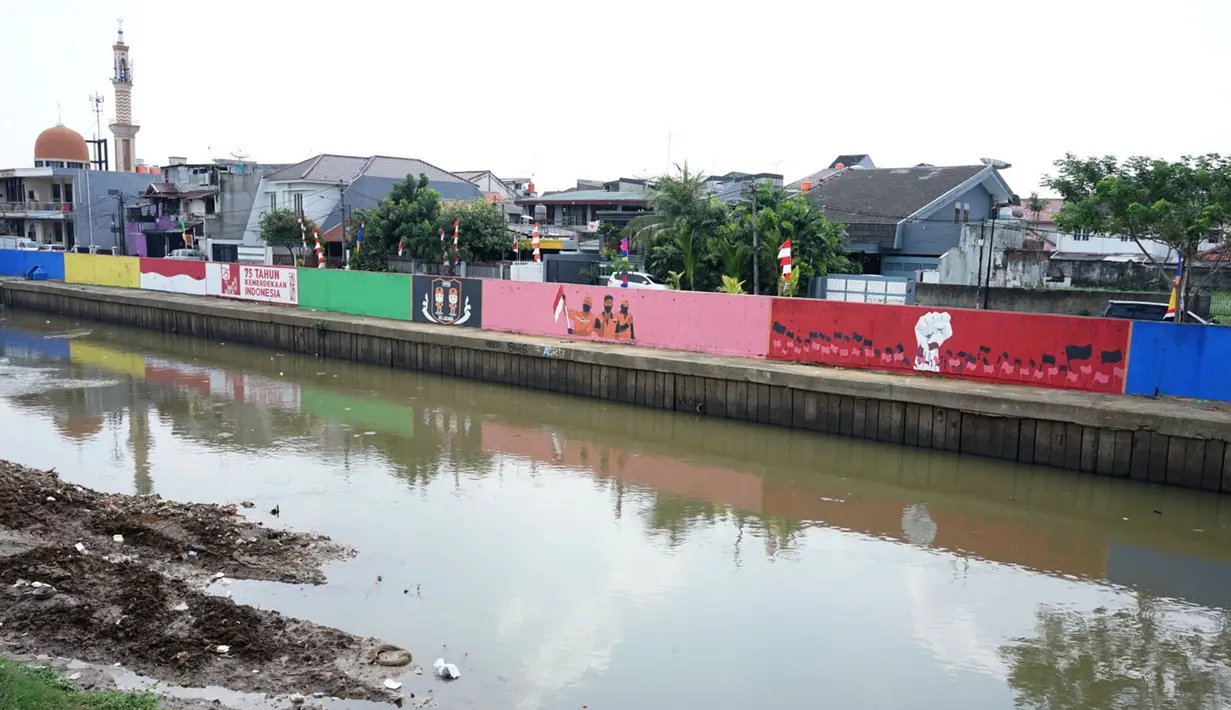 Mural bertema Kemerdekaan RI menghiasi dinding turap Sungai Ciliwung di kawasan Kampung Melayu, Jakarta, Minggu (16/8/2020). Mural karya petugas Pekerja Penanganan Sarana dan Prasarana Umum (PPSU) tersebut dibuat dalam rangka memeriahkan HUT ke-75 RI. (Liputan6.com/Immanuel Antonius)