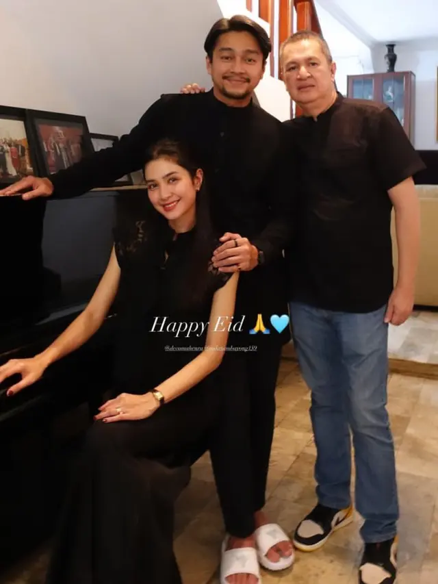 Gaya Artis Tanah Air Kenakan Baju Lebaran Warna Hitam yang Memberi Kesan Elegan.