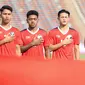 Para pemain Timnas Indonesia U-22 (kiri ke kanan) Pratama Arhan, Marselino Ferdinan, Jeam Kelly Sroyer, Alfendra Dewangga dan Ramadhan Sananta berbaris menyanyikan lagu kebangsaan Indonesia Raya sebelum dimulainya laga Grup A SEA Games 2023 menghadapi Filipina di Olympic Stadium, Phnom Penh, Kamboja, Sabtu (29/4/2023). (Bola.com/Abdul Aziz)