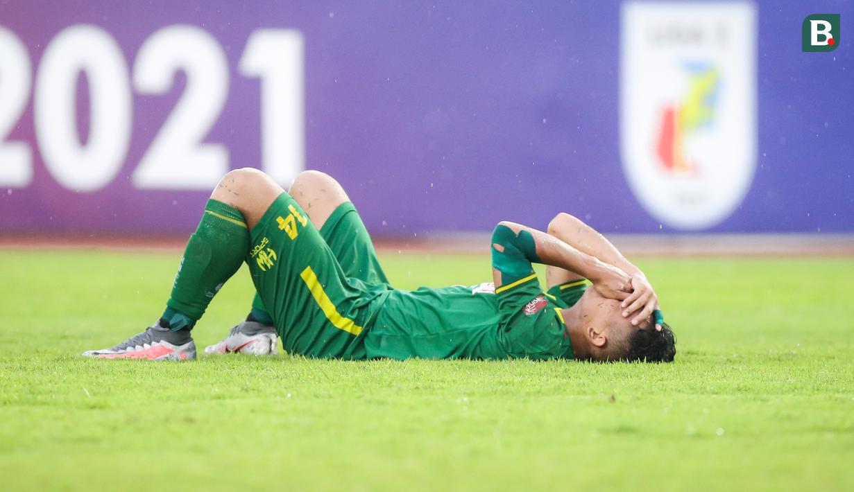 Reaksi kecewa pemain Hizbul Wathan FC, Vengko Armendya usai bermain imbang 1-1 dengan PSG Pati dalam laga matchday ke-10 Grup C Liga 2 2021/2022 di Stadion Manahan, Solo, Selasa (30/11/2021). (Bola.com/Bagaskara Lazuardi)