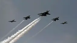 Jet tempur Angkatan Udara India tampil pada hari pertama Aero India 2021 Airshow di Stasiun Angkatan Udara Yelahanka, Bangalore, India, Rabu (3/2/2021). Aero India 2021 berlangsung dalam bayang-bayang pandemi COVID-19. (Jewel SAMAD/AFP)