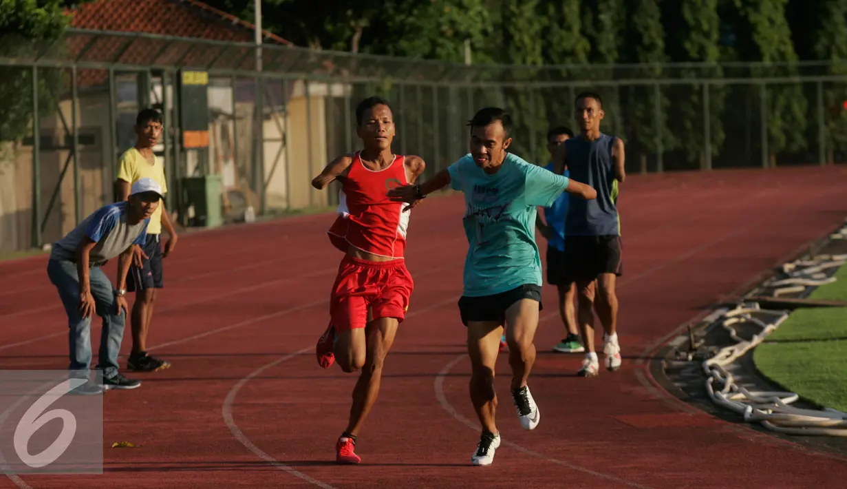 Atlet Paralympic berlari di lintasan atletik Universitas Negeri Yogyakarta, Jateng, Jumat (29/7). Latihan ini bagian persiapan mengikuti Pekan Paralimpiade Nasional (Peparnas) 2016, Oktober mendatang. (Liputan6.com/Boy Harjanto)