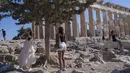 Suhu yang sangat panas pada hari Rabu mendorong pihak berwenang di Athena untuk kembali menutup Acropolis, objek wisata yang paling banyak dikunjungi di negara itu. (AP Photo/Petros Giannakouris)