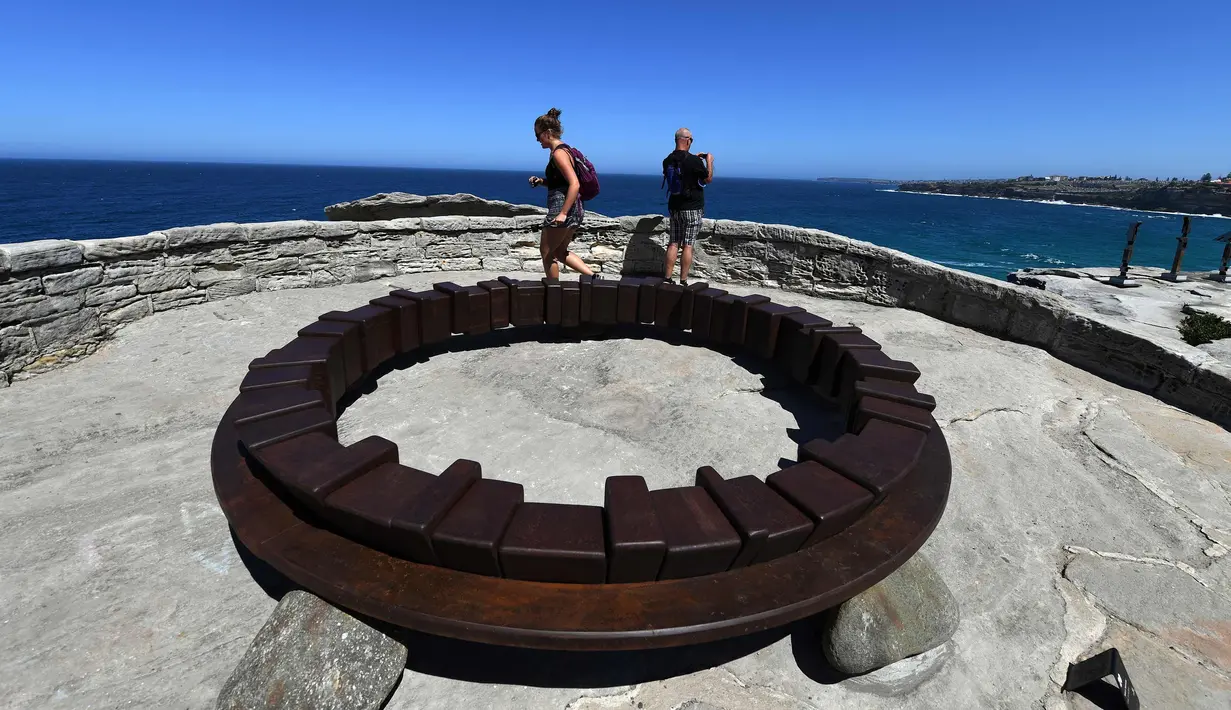 Patung karya seniman Tetsuro Yamasaki dari Jepang ditampilkan di pameran "Sculpture by the Sea" di dekat pantai Bondi di Sydney (19/10). Pameran ini menampilkan lebih dari 100 patung karya seniman dari Australia dan seluruh dunia. (AFP Photo/Saeed Khan)