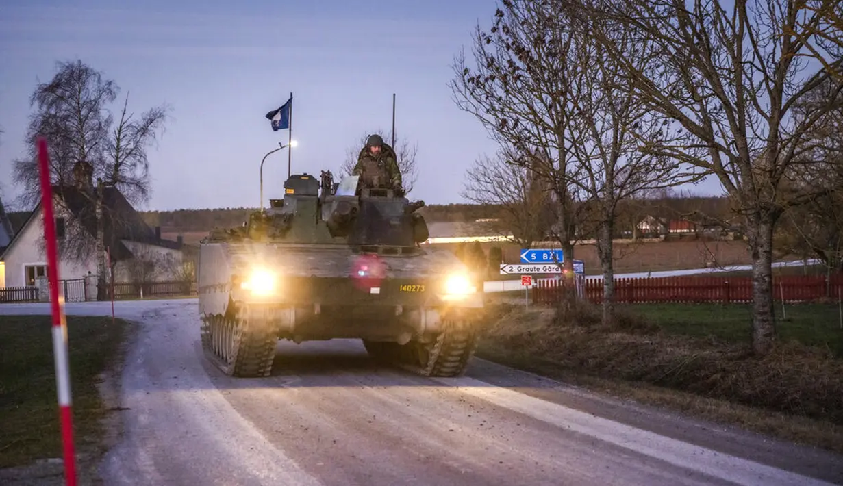 Anggota Resimen Gotland berpatroli menggunakan tank di Visby, utara Gotland, Swedia, 16 Januari 2022. Seorang kepala militer Swedia mengatakan bahwa mereka melihat peningkatan aktivitas Rusia di Laut Baltik yang membuat mereka meningkatkan kesiapannya. (Karl Melander/TT News Agency via AP)