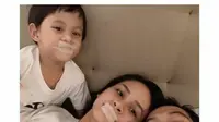 Andien beserta suami dan anak yang memakai plester (dok.Instagram@andienaisyah/https://www.instagram.com/stories/highlights/17874300025401834//Devita