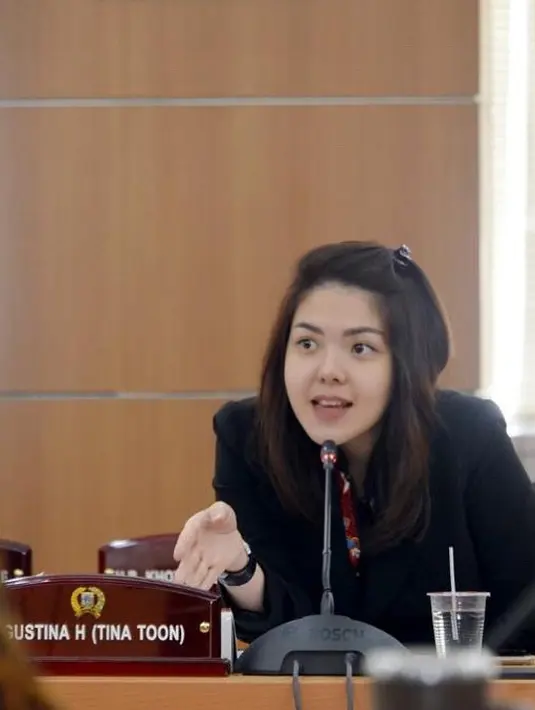 Melansir Kapanlagi.com, Rabu (12/8/2020), Tina Toon yang kini berkecimpung di dunia politik berbicara soal media sosial. Menurutnya, perkembangan media sosial begitu pesat, terutama soal fungsi yang banyak digunakan untuk berbisnis. (Instagram/tinatoon101)