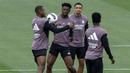 Aurelien Tchouameni tampak dalam latihan skuad Real Madrid menjelang laga El Clasico melawan Barcelona pada Sabtu (09/05/2026) waktu setempat. (AFP/Oscar Del Pozo)