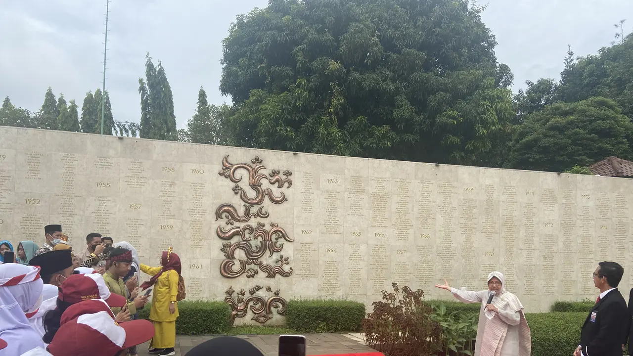 Menteri Sosial Tri Rismaharini mengajak ratusan pelajar sekolah berkunjung ke Taman Makam Pahlawan (TMP) Kalibata Jakarta.