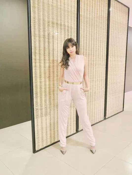 Yuki Kato mempunyai bentuk badan yang sempurna. Ia terlihat begitu memesona walaupun mengenakan pakaian yang tertutup. (Foto: instagram.com/yukikt)