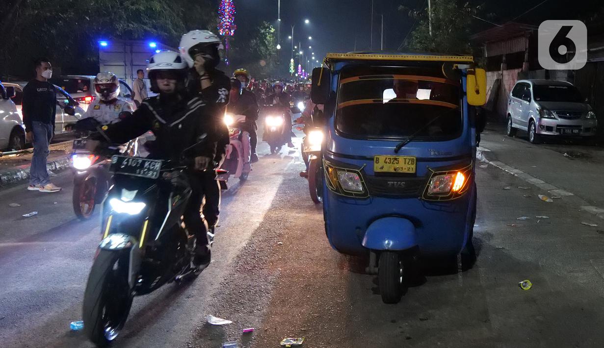 Pemudik motor melintas di posko penyekatan mudik di Kedungwaringin, Kabupaten Bekasi, Jawa Barat, Selasa (11/5/2021) dini hari. Bila sudah terjadi penumpukan, kendaraan akan dialirkan ke titik-titik berikutnya. (Liputan6.com/Herman Zakharia)