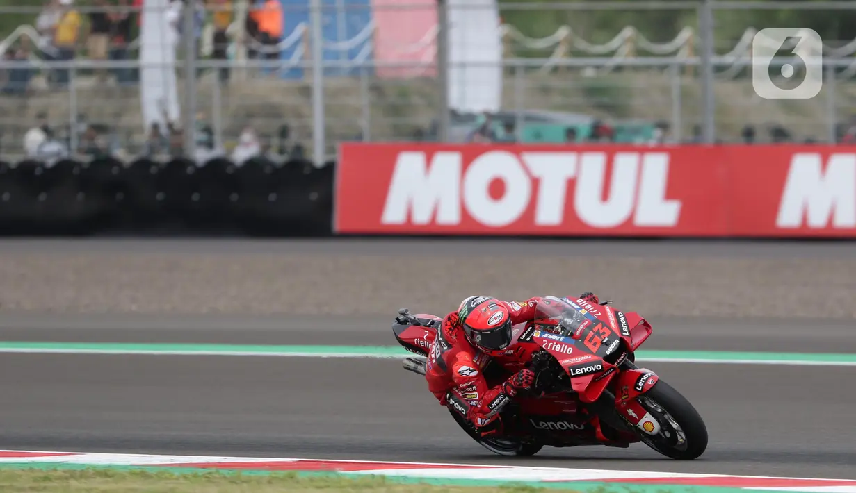 Pembalap Ducati Lenovo Team, Francesco Bagnaia saat sesi kualifikasi MotoGP di Pertamina Mandalika International Street Sirkuit, Nusa Tenggara Barat, Sabtu (22/3/2022). (Liputan6.com/Helmi Fithriansyah)