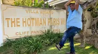 Hotman Paris di depan salah satu villanya (Sumber: Instagram/hotmanparisvillaandhotel)