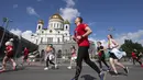 Para pelari berkompetisi dalam Moscow Half Marathon di Moskow, Rusia (2/8/2020). Lebih dari 9.500 pelari mengikuti Moscow Half Marathon dengan menerapkan protokol kesehatan saat pandemi Covid-19. (Xinhua/Alexander Zemlianichenko Jr)