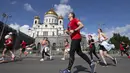 Para pelari berkompetisi dalam Moscow Half Marathon di Moskow, Rusia (2/8/2020). Lebih dari 9.500 pelari mengikuti Moscow Half Marathon dengan menerapkan protokol kesehatan saat pandemi Covid-19. (Xinhua/Alexander Zemlianichenko Jr)