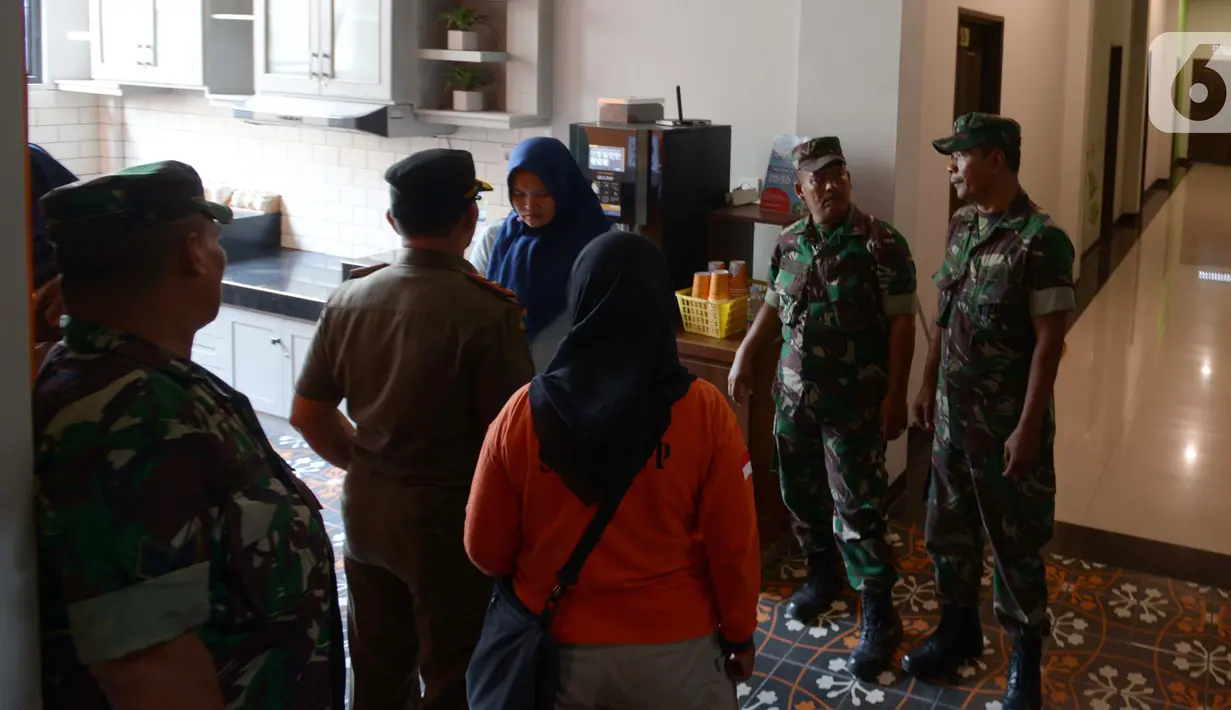 Aparat gabungan TNI, Polisi dan Satpol PP melakukan razia pendataan penginapan berbasis aplikasi dan rumah kos di Kelurahan Palmerah, Jakarta Barat, Jumat (25/10/2019). Pendataan dilakukan untuk tertib administrasi, baik perizinan maupun dokumen kependudukan. (merdeka.com/Imam Buhori)