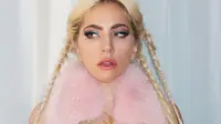 Lady Gaga sering banget diejek mliki wajah yang jelek karena hidungnya. Tapi sekarang dia jadi seksi banget, ya! (instagram/ladygaga)