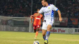 Aksi Ilija Spasojevic saat melawan Borneo FC dalam laga leg pertama perempatfinal Piala Presiden 2015 di Stadion Segiri, Samarinda, Minggu (20/9/2015). (Bola.com/M. Ridwan)