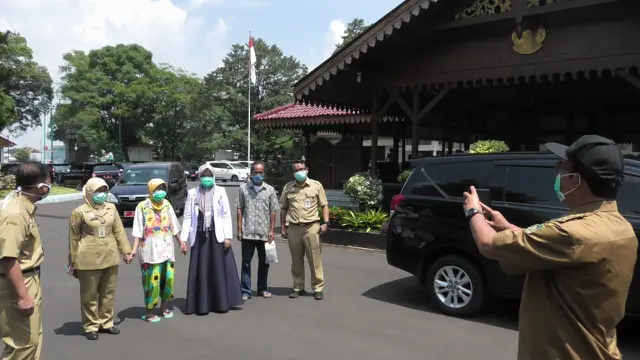 Nenek 72 tahun di Banyumas mengakhiri masa isolasi di RSUD Margono, Senin (20/4/2020). Ia sembuh Covid-19. (Foto: Liputan6.com/tangkapan layar-Rudal afgani)
