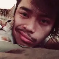 Kamu akan tertawa terpingkal-pingkal melihat kelakuan si pemilik kucing yang satu ini.