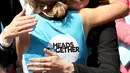 Kate Middleton memberi pelukan pada salah satu peserta lari dalam acara London Marathon 2017 di London, Inggris  (23/4). (AFP Foto/Pool/Chris Jackson)