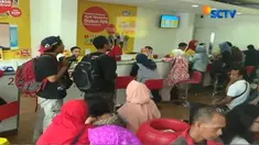 Hari terakhir registrasi kartu SIM, sejumlah pengguna kartu prabayar rela antre berjam-jam di kantor layanan konsumen untuk registrasi.