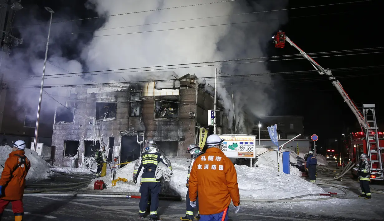 Petugas pemadam kebakaran berupaya memadamkan api yang melahap sebuah panti jompo di Sapporo, utara Jepang, Kamis (1/2). Sebanyak 11 orang tewas dan lima lainnya menderita luka dalam insiden kebaran tersebut. (Yuya Shino/Kyodo News via AP)