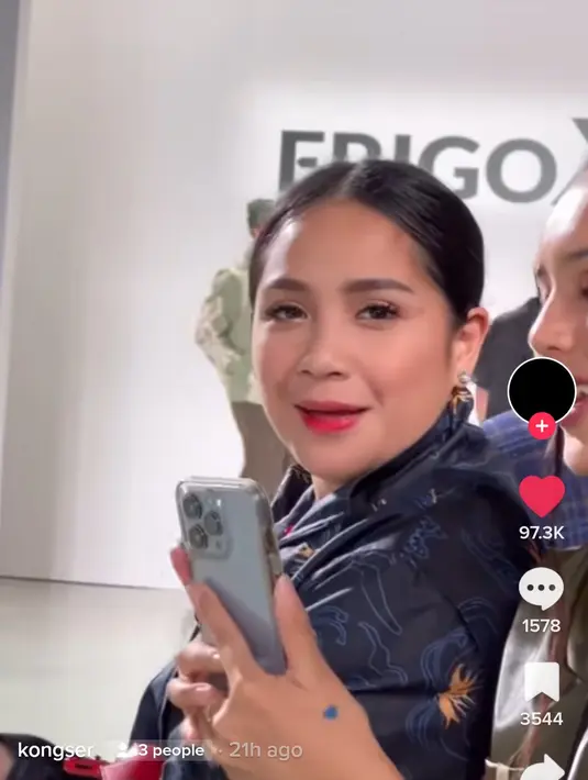 Nagita Slavina berkata kepada Uus. "Ketawa lagi gue," kata dia sambil tersenyum. (Foto: Instagram/ @uusbiasaaja via TikTok)