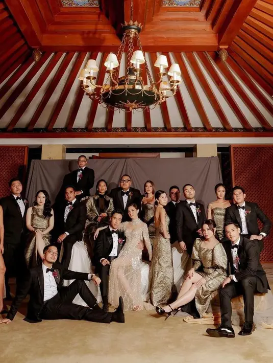 Selain Chef Renatta dan Kareyca, sederet selebritis lainnya yang menjadi bridesmaids. Seperti Rossa, Afgan, Bunga Citra Lestari, Tara Basro, hingga Nino RAN. (Instagram/vidialdiano)