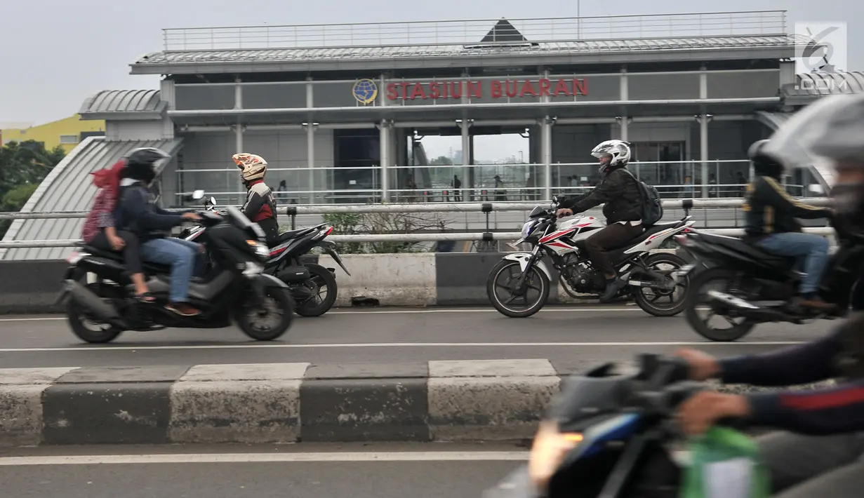 Pengendara sepeda motor melawan arah di jalan layang atau flyover Buaran, Jakarta, Kamis (29/11). Nekatnya pengendara motor tersebut dapat membahayakan keselamatan pengguna jalan lain sekaligus mengancam nyawa mereka sendiri. (Merdeka.com/Iqbal S Nugroho)