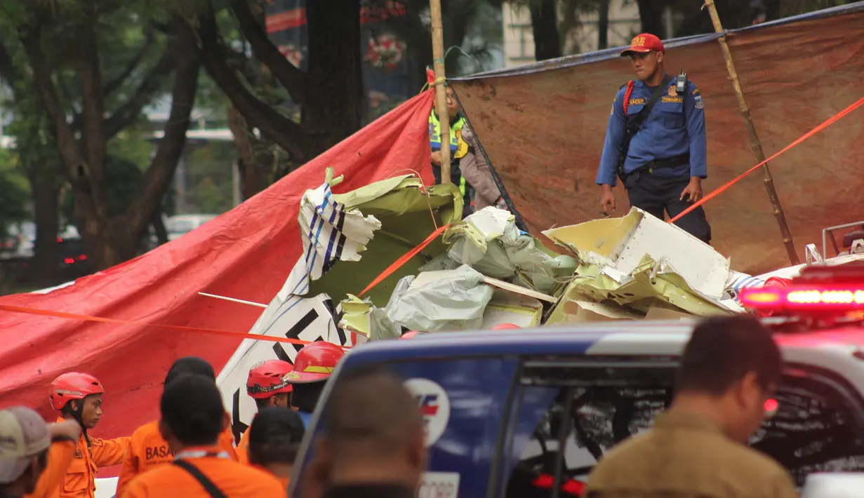Sebuah pesawat latih jenis TecnamP20006T jatuh di samping Lapangan Sunburst, Bumi Serpong Damai (BSD) Kota Tangerang Selatan. (merdeka.com/Arie Basuki)