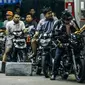 Antrean panjang tampak terlihat, mereka memburu BBM agar mendapatkan harga saat ini yakni premium Rp 6.500 per liter, dan solar Rp 5.500 per liter, Jakarta, Senin (17/11/2014). (Liputan6.com/Faizal Fanani)