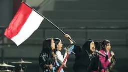 Band Kotak tampil bersama Tasya DA7 dan April DA7 pada upacara penutupan Piala Presiden 2026 di Stadion Kapten I Wayan Dipta, Gianyar, Bali, Kamis (6/8/2026). Kolaborasi lintas genre antara musik rock khas Kotak dan penyanyi jebolan Dangdut Academy 7 (DA7) menjadi salah satu suguhan utama yang memeriahkan penutupan turnamen sebelum laga final antara Persib Bandung dan Persebaya Surabaya dimulai. (KapanLagi.com/Budy Santoso)