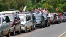 Rombongan warga Marawi yang menyelamatkan diri dari pertempuran antara pasukan pemerintah dengan kelompok Maute, Filipina, Senin (29/5). Bendera putih dipasang agar mereka tidak diserang oleh pasukan pemerintah. (AP Photo / Bullit Marquez)