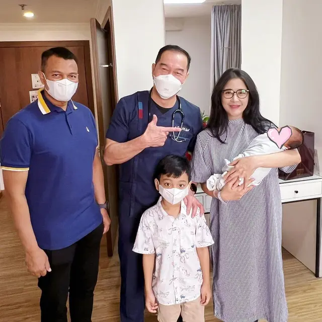 5 Potret Uut Permatasari Momong Buah Hati Kedua yang Baru Lahir