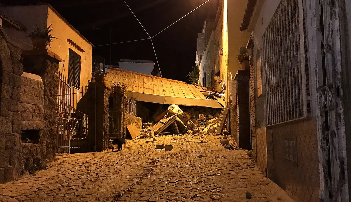 Kondisi bangungan yang runtuh akibat gempa di Pulau Ischia, Italia (21/8). Ada sekitar enam bangunan di pulau tersebut yang roboh serta satu gereja yang mengalami kerusakan parah. (AFP/Gaetano Di Meglio)