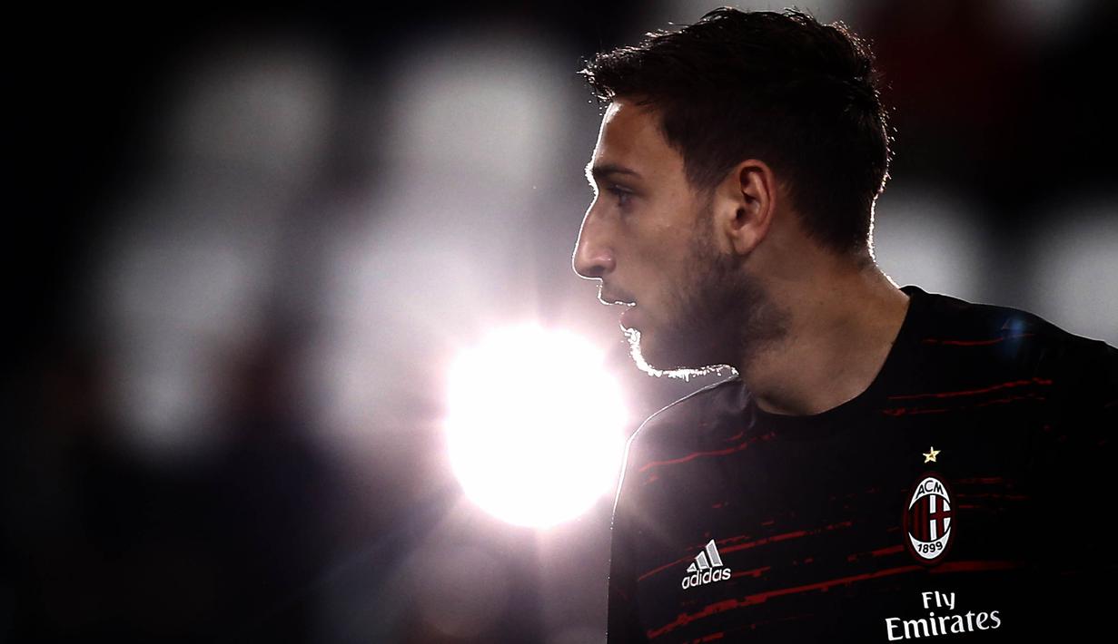 5. Gianluigi Donnarumma (AC Milan) - Kiper yang kontraknya habis tahun 2021 ini ditaksir situs Transfermarkt memiliki harga jual 25 juta euro. (AFP/Marco Bertorello)