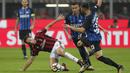 Bek Inter Milan, Danilo D'Ambrosio, berebut bola dengan gelandang AC Milan, Giacomo Bonaventura, pada laga Serie A Italia di Stadion Giuseppe Meazza, Milan, Minggu (15/10/2017). Inter Milan menang 3-2 atas AC Milan. (AP/Antonio Calanni)